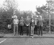 882120 Groepsportret van nieuwe stadsbuschauffeurs bij het Gemeentelijk Vervoerbedrijf Utrecht (G.V.U.) op de remise ...